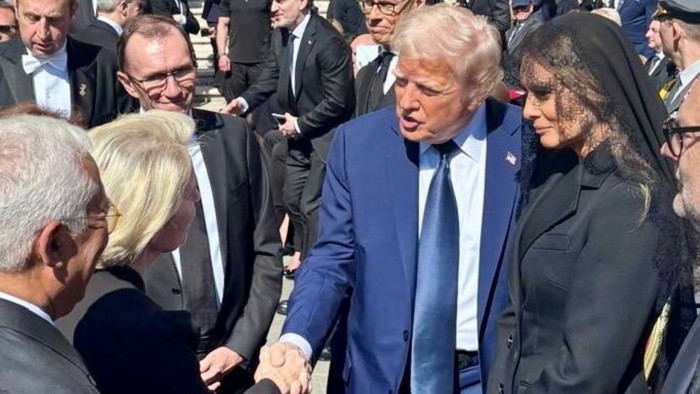 Ursula von der Leyen shaking hands with Donald Trump