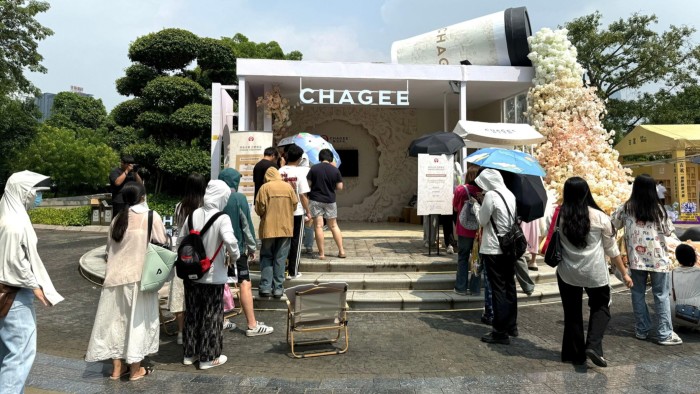 People queue up for tea drinks at a Chagee booth