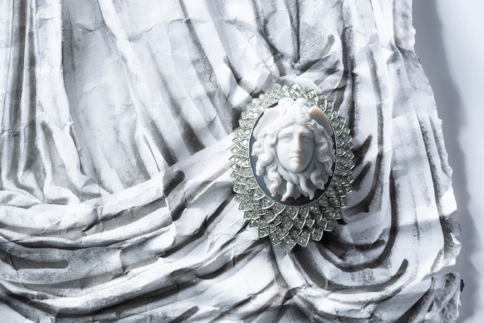 HEMMERLE White-Gold, Diamond e Spilla di cameo in alluminio, POA