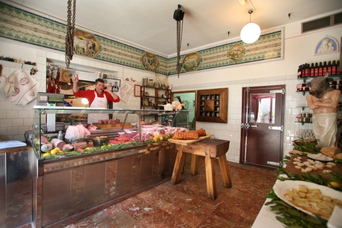 Una fotografia d'archivio di Dario Cecchini nel suo negozio