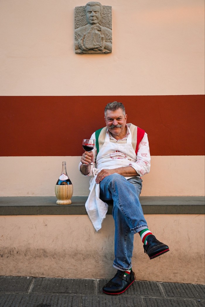 Cecchini beve da un fiasco di chianti classico