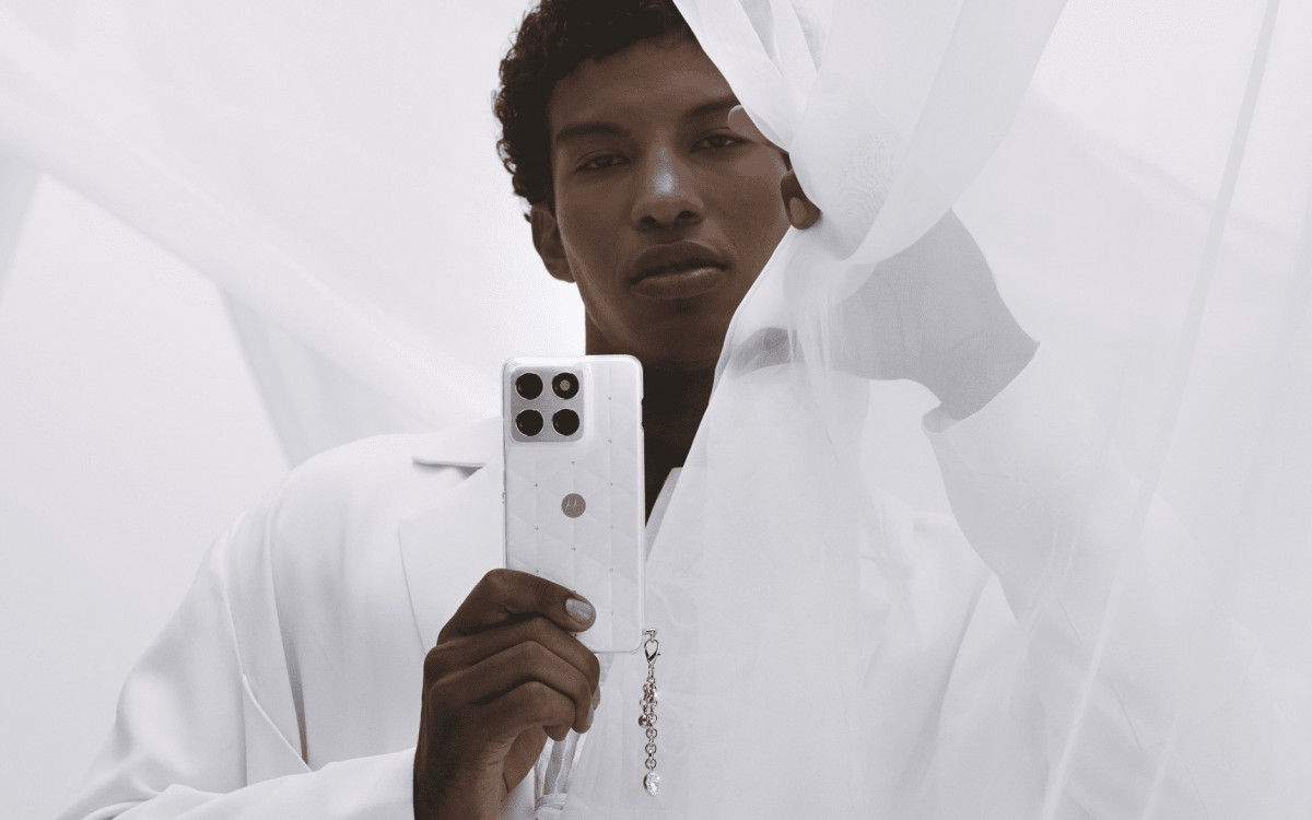 Motorola mette i cristalli Swarovski sul bordo 70 Perché perché no