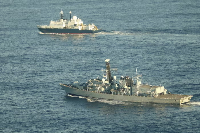 L'HMS Somerset segue la nave russa Yantar in mare, con entrambe le navi che si muovono in acque aperte.