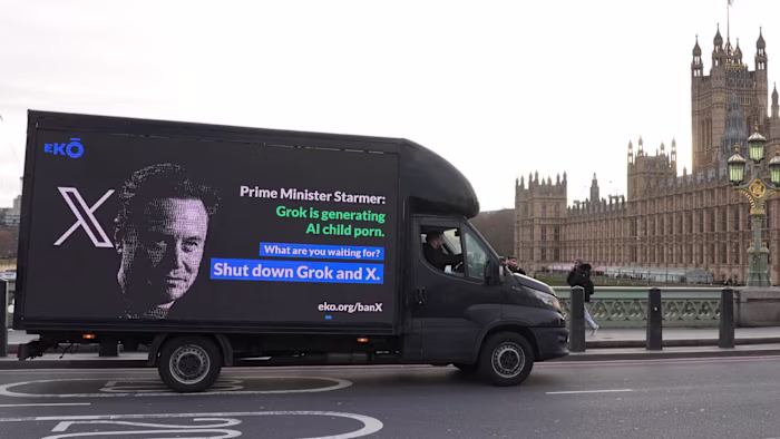 Elon Musk si piega alle pressioni su Grok che crea immagini di intelligenza artificiale sessualizzate