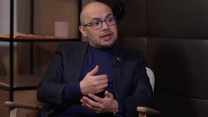 Il capo di DeepMind Demis Hassabis avverte che gli investimenti nell'intelligenza artificiale sembrano "come una bolla"