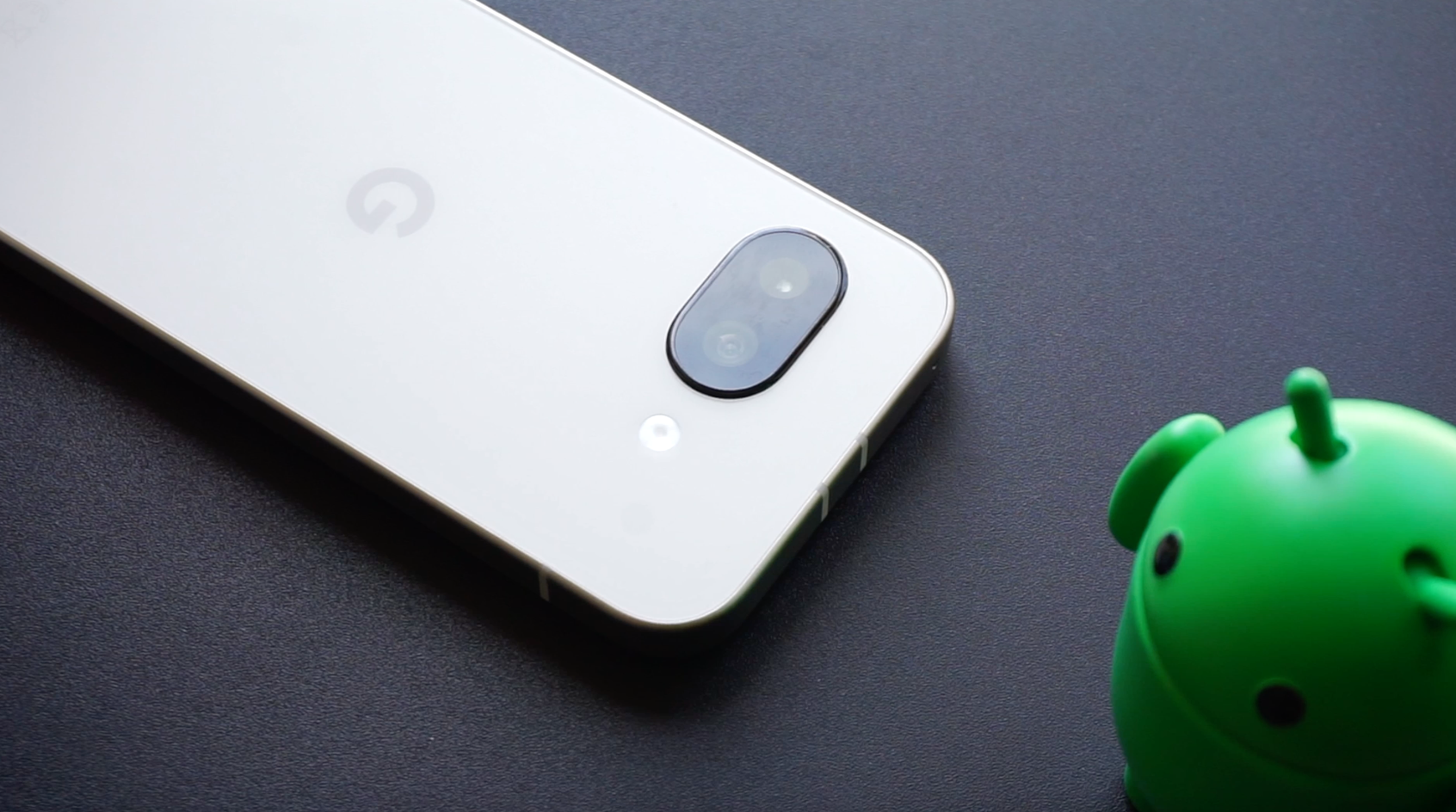 Rendering ufficiali del prossimo leak di Pixel 10a online