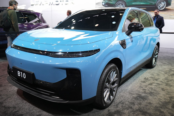 Un SUV elettrico compatto Leapmotor B10 in azzurro in mostra al Motor Show di Parigi, visto dal lato anteriore sinistro.