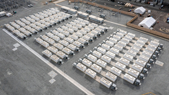 I produttori passano dalle batterie dei veicoli elettrici allo stoccaggio mentre il boom dell’intelligenza artificiale spinge la domanda