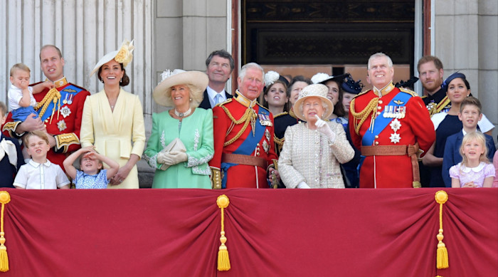 Membri della famiglia reale britannica, tra cui la regina Elisabetta II, il principe Carlo, il principe William, Caterina, duchessa di Cambridge, il principe Harry e Meghan, duchessa di Sussex, stanno sul balcone di Buckingham Palace a guardare un volo della Royal Air Force durante Trooping the Colour 2019.