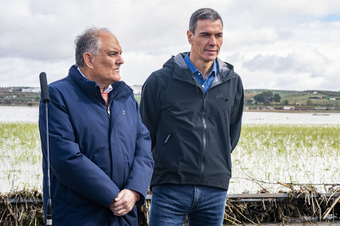 Il primo ministro spagnolo Pedro Sanchez, insieme al sindaco di Huetor Tajar, Fernando Delgado durante una visita per valutare i danni causati dalla tempesta