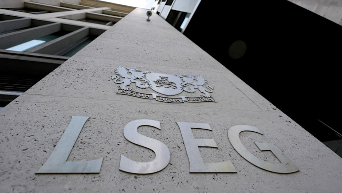 Dati e titoli editoriali sotto pressione per la minaccia dell'intelligenza artificiale