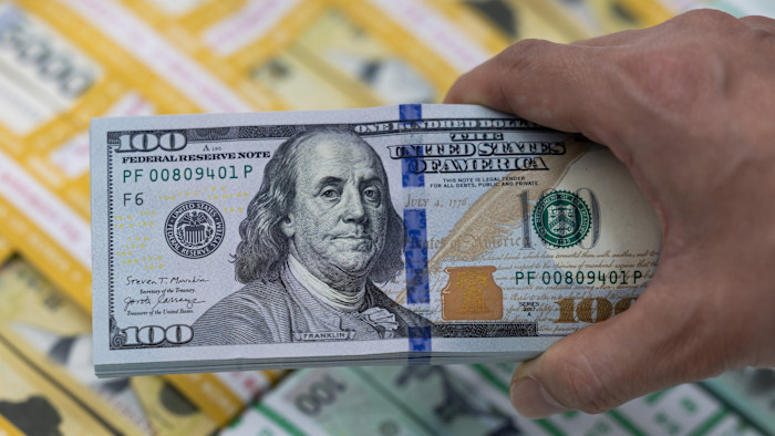 La politica ora guida il dollaro