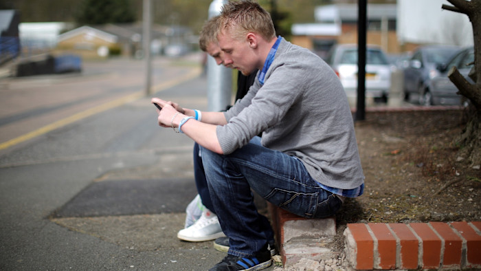 Le politiche del governo hanno alimentato la disoccupazione giovanile, afferma la Banca d’Inghilterra