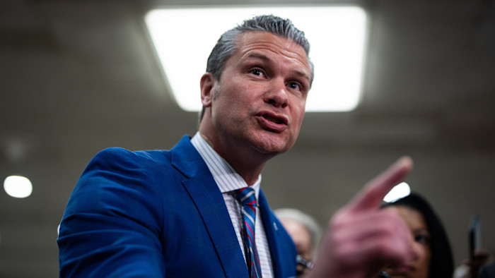 Pete Hegseth minaccia di escludere Anthropic dalla catena di approvvigionamento del Pentagono in uno scontro con il CEO