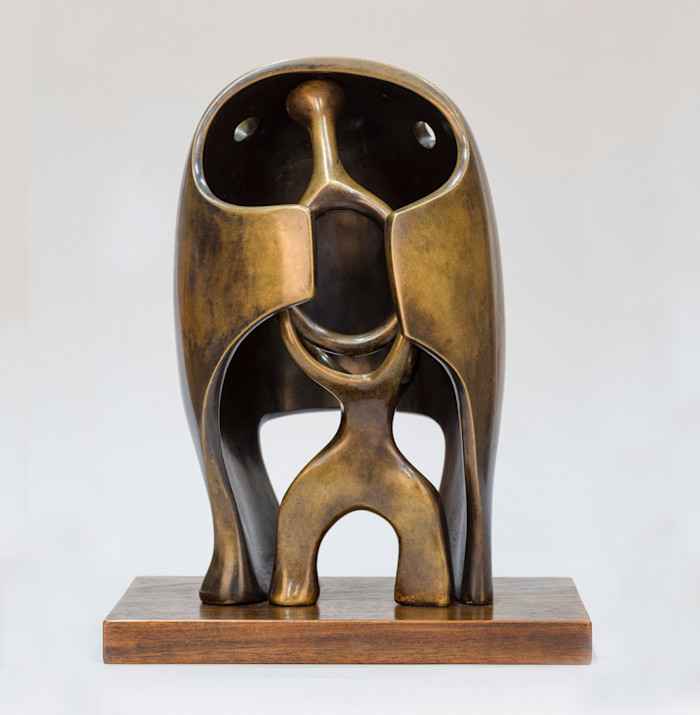 Una scultura di Henry Moore intitolata "Il casco," caratterizzato da forme astratte e arrotondate con uno spazio centrale aperto.