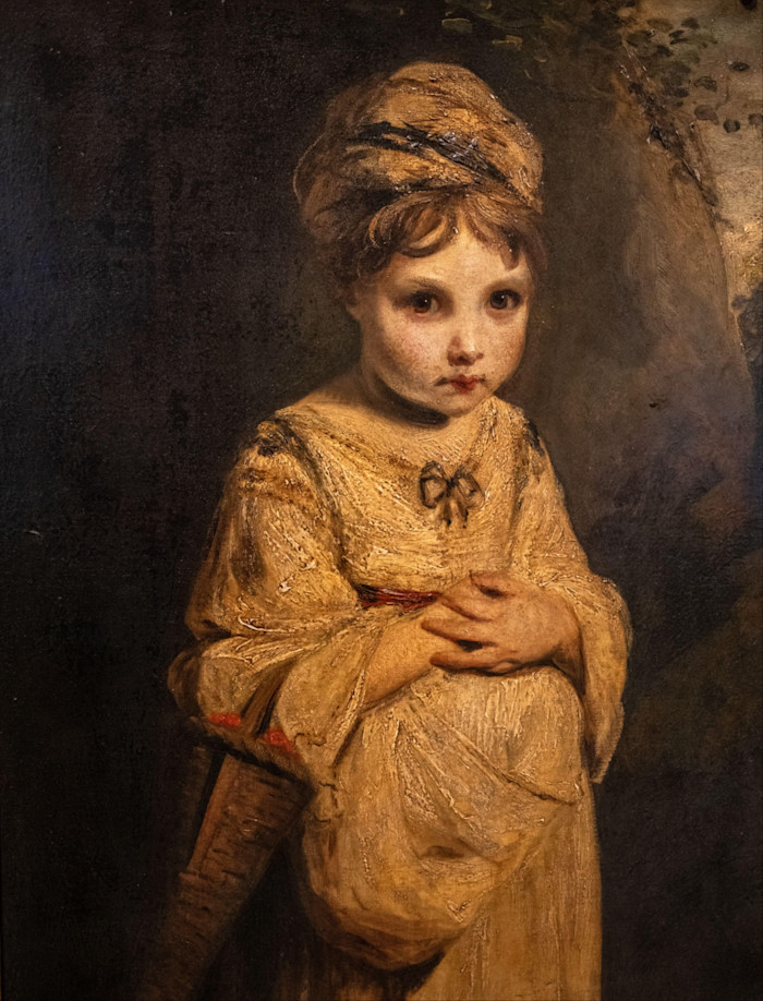 Dipinto ad olio scuro e sbiadito del XVIII secolo di una giovane ragazza che indossa un abito chiaro, che stringe le mani al petto mentre tiene un piccolo cestino che presumibilmente contiene fragole in vendita.