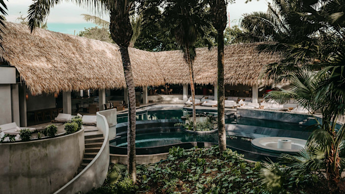 Piscina e lettini a Esh