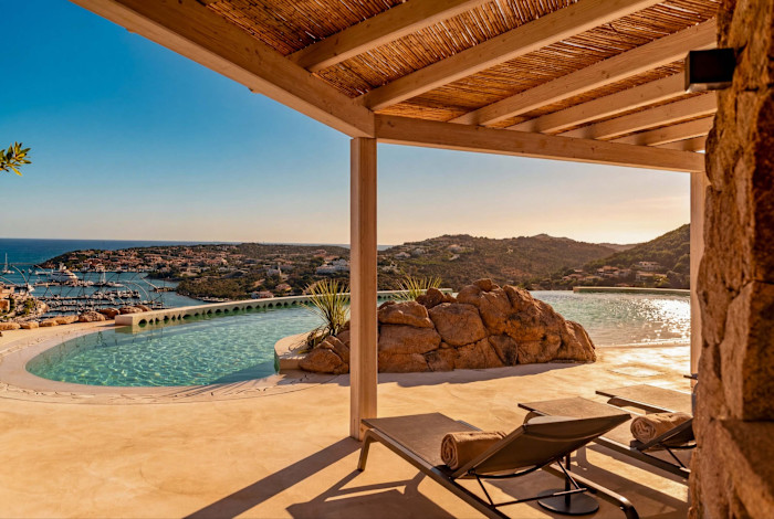 Una delle due piscine principali di La Tiara