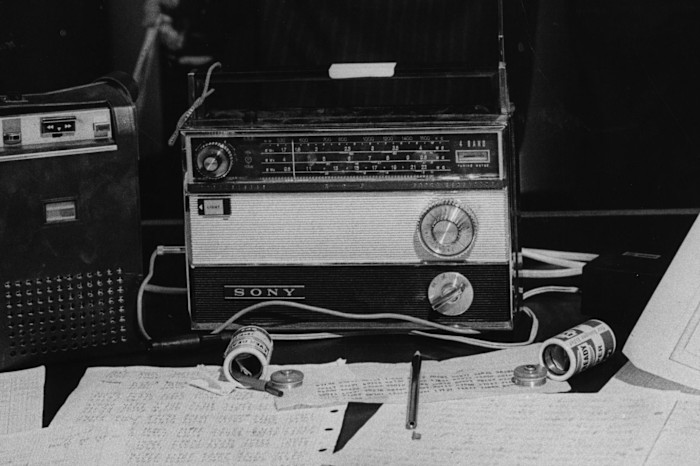 Attrezzatura ritrovata da Scotland Yard nel 1971: batterie svuotate per torce contenenti pellicole o negativi, una radio a onde corte, un registratore, una matita svitabile per nascondere la pellicola, un foglio di codici e un piano di segnalazione radio