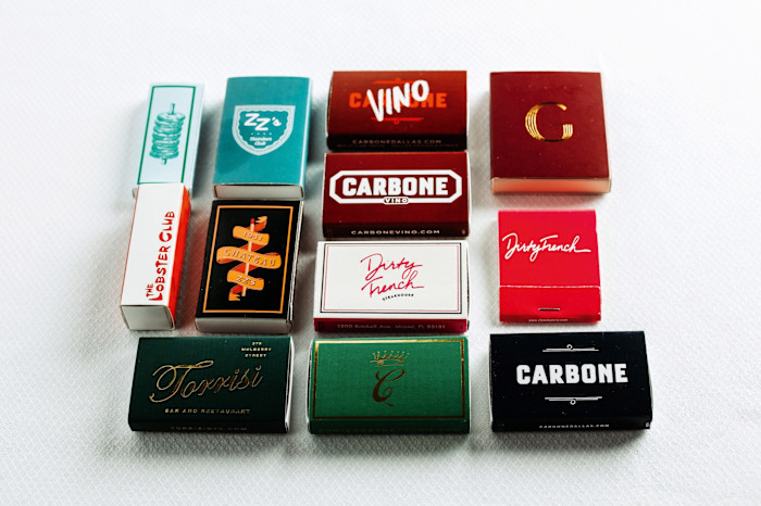 Buste di fiammiferi dei ristoranti del principale gruppo alimentare, tra cui Carbone e Dirty French