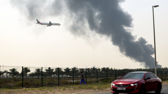 Emirates reindirizza i voli dopo l'attacco di droni all'aeroporto di Dubai