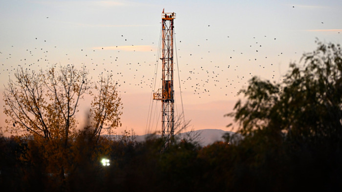 Gli investitori invertono le scommesse sui tagli dei tassi da parte delle banche centrali mentre la crisi petrolifera si aggrava