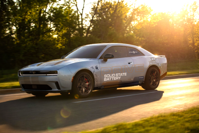 Stellantis sta testando la nuova tecnologia delle batterie in una Dodge Charger Daytona