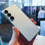Quattro anni dopo, Samsung potrebbe finalmente ripensare la fotocamera frontale del Galaxy S27
