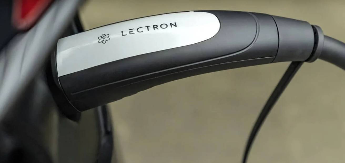 Il caricabatterie Lectron NACS (Tesla) risolve ciò che Tesla ha smesso di fare
