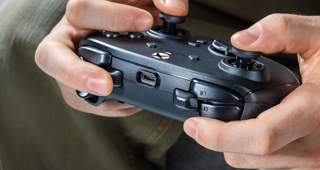 Il Razer Wolverine V4 è un controller Xbox personalizzabile creato per scontri competitivi