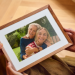 La nuova cornice per foto intelligente di Amazon dà vita alle immagini del tuo telefono