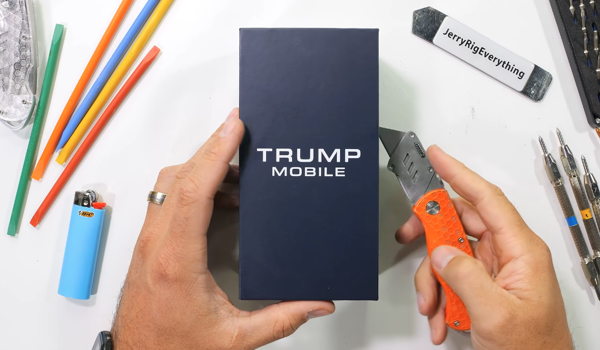 Lo smontaggio del Trump Mobile T1 conferma che si tratta semplicemente di un telefono HTC rinominato